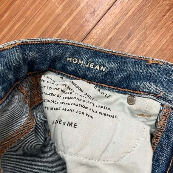 American Eagle Straight Mom Jeans Ripped - Picture 7 of 8